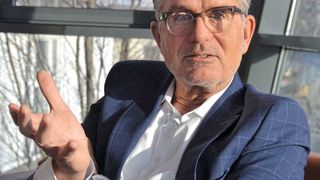 Burkhard Weller: „2018 war ein gutes Autojahr für unsere Marken. Durch die Dieseldiskussion bekam der Hybridanatrieb von Toyota Rückenwind.“ (Bild: Michel / »kfz-betrieb«)