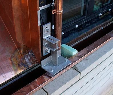 Schraubenverbindungen mit Tragankern aus Lean Duplex Edelstahl befestigen Baupfeiler an Fassaden. (WZV / Wilhelm Modersohn)