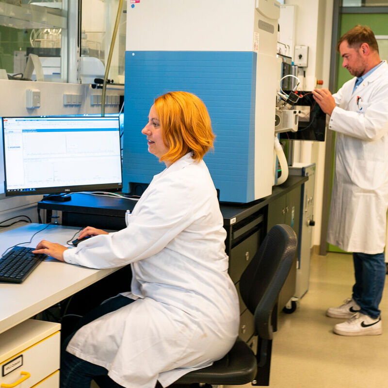 Im Labor des Fachgebietes Enzymtechnologie: Die Doktorandin Rosalie König analysiert Wasserproben, die auf Rückstände untersucht werden. Im neuen Projekt soll eine enzymbasierte Filtertechnologie helfen, Mikroschadstoffe zu beseitigen.
