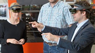 Augmented Reality bei Weidmüller: Patrick-Benjamin Bök und sein Team der „Global Factory Digitaliziation & Intelligence“ erhoffen sich Zeit-und Flexibilitätsgewinne durch AR-Anwendungen mit der Datenbrille. (Picture Alliance)