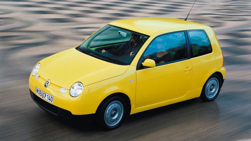 Der Lupo 3L TDI  erschien 1999 und gilt mit einem Drittelmix Normverbrauch von 2,99 Litern Dieselkraftstoff auf 100 km als das erste serienmäßig hergestellte 3-Liter-Auto der Welt. Es hat einen 3-Zylinder-Reihenmotor mit Pumpe-Düse-System und einen CW-Wert von 0,29. (Bild: Volkswagen)