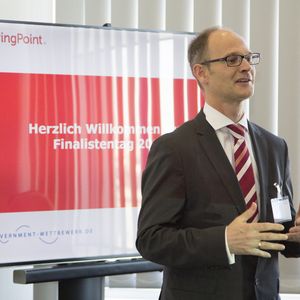 Jon Abele begrüßt die Gäste, Teilnehmer und die Jury des Finalistentags(Bild:  Bearingpoint)