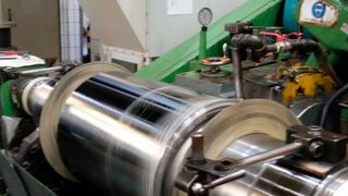 Erster Einsatzort des neuen Sensorsystems: Bereits während des Polierprozesses der Arbeitswalzen soll  die Rauheit der Oberfläche ermittelt werden können. (Tata Steel Plating)