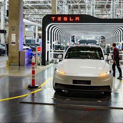 Tesla im Aufwind! Nicht nur für den geplanten Hochlauf der E-Auto-Produktion (im Bild) braucht Tesla in Grünheide viele neue Arbeitskräfte. Auch die dortige Batteriefertigung schreie danach ...  (Bild: P. Pleul / dpa)