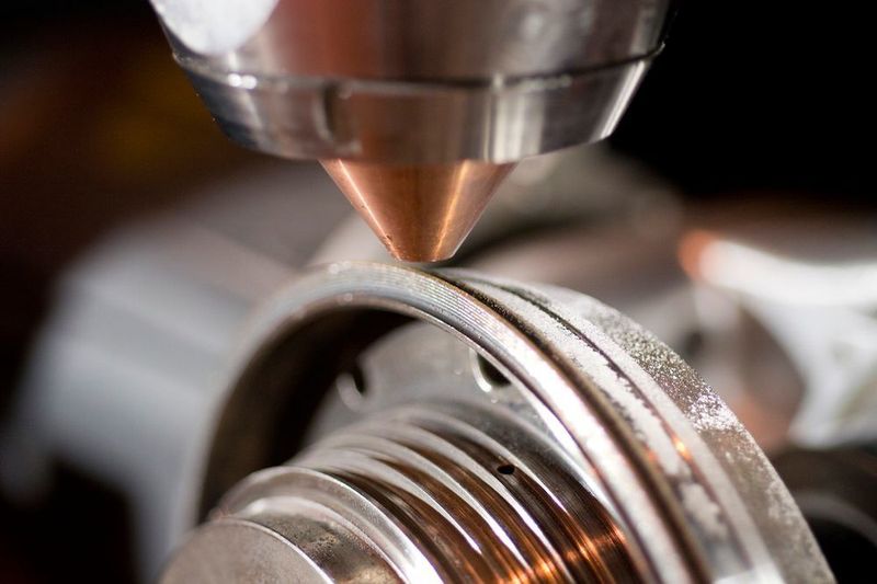 Das Triebwerksteil, das nach 10.000 Flugstunden turnusmäßig ausgetauscht werden muss, kann bis zu fünf Mal mit einem 3D-Drucker von BeAM repariert und wiederverwendet werden. (Bild: BeAM)