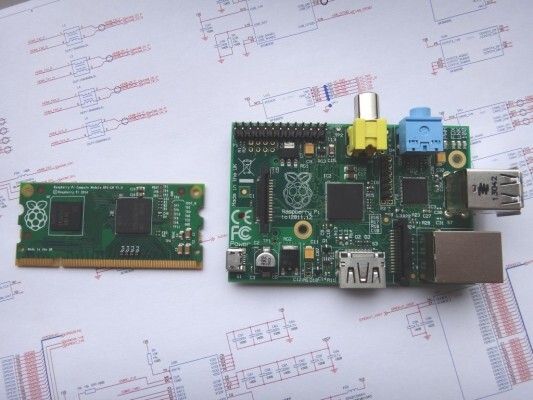 Raspberry im Vergleich: Links das Raspberry-Compute-Modul, rechts der Raspberry Pi Modell B (Bild: raspberrypi.org)