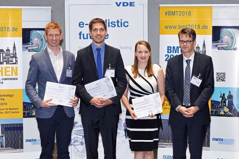 Die DGBMT im VDE hat den „Preis für Patientensicherheit in der Medizintechnik“ an Dr. Marie-Luise Metasch von der TU Dresden vergeben. Sie erhielt den mit 5.000 Euro dotierten Preis für ihre Dissertation zur „Qualitätssicherung in der Mittelohrchirurgie“. Sie ist hier im Bild zu sehen mit den beiden Preisträgern Dr. Axel Löwe und Leonard Pawelzik (v.l.n.r) sowie mit Laudator Prof. Dr. Claus Backhaus. (www.schmitter-fotografie.de / VDE)