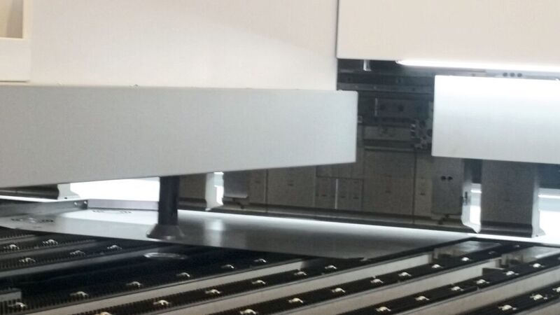 Der Rotations-Teilemanipulator in der Trubend Center 7030 bringt die Teile automatisch in die richtige Position. (Itasse)