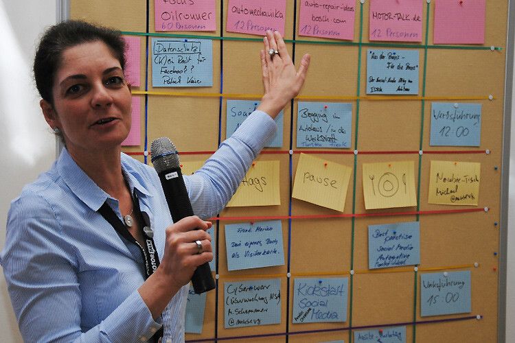 Themenvorschläge für das Car-Camp: ZDK-Referentin Claudia Weiler erläuterte das Grid. (Foto: Baeuchle)