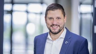 Sebastian Rüßmann, Geschäftsführer (CFO) L&R Kältetechnik: „Wir sind mit einem sehr gutem und hohem Auftragsbestand ins neue Jahr gegangen und arbeiten darüber hinaus an zahlreichen großen und technisch anspruchsvollen Projekten, die sich noch in der Angebotsphase befinden.“  (Bild: L&R Kältetechnik)