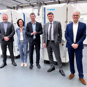 Anca und Cemecon vertiefen ihre Zusammenarbeit! Von links: Edmund Boland, General Manager, Anca CNC Machines, Dr.-Ing. Beate Hüttermann, CMO, Cemecon AG, Dr.-Ing. Christoph Schiffers, Product Manager Coating Technology, Cemecon AG, Martin Ripple, CEO, Anca-Gruppe, und Dr.-Ing. Jan Langfelder, Global Key Account Manager bei Anca. (Bild:  Cemecon)