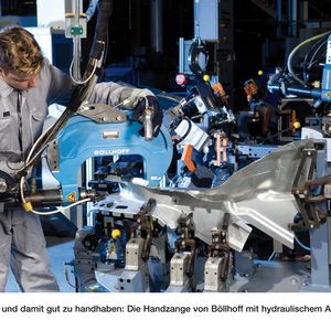Liegt gut in der Hand: Für die manuelle Verarbeitung steht eine leichte Handzange mit hydraulischem Antrieb zur Verfügung.