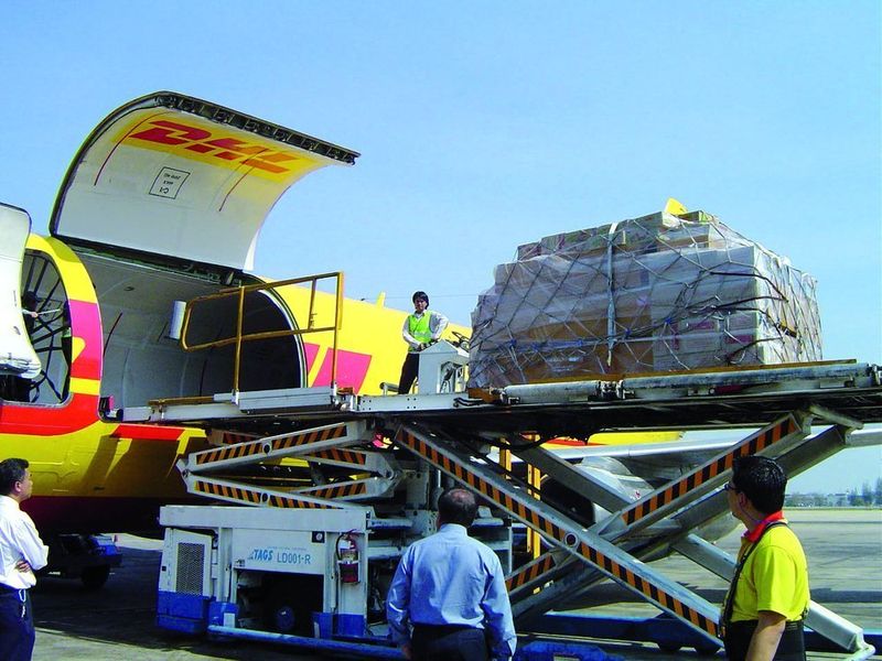 Frachtdienstleister wie DHL sorgen für den sicheren und schnellen Transport der Waren vom Lieferant zum Einkäufer.Bild: DHL (Archiv: Vogel Business Media)