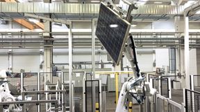 Solar Materials hat eine Technologie entwickelt, mit der Rohstoffe aus Solarmodulen kommerziell und wirtschaftlich zurückzugewonnen werden. Herzstück der automatisierten Lösung sind mehrere Industrieroboter von ABB.  (Bild: ABB Robotics)