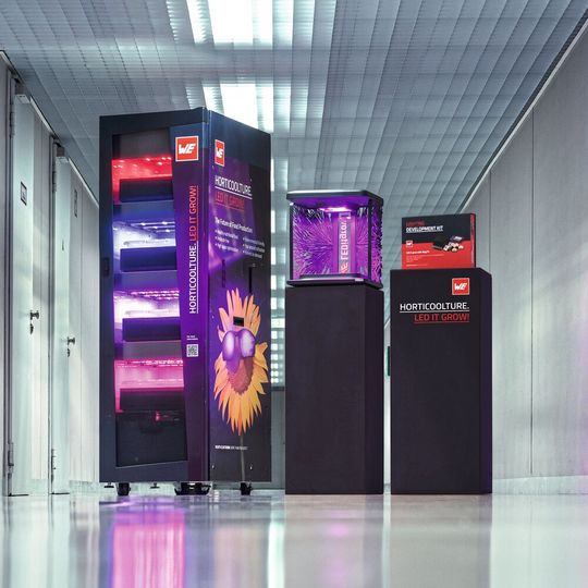 Vertical Farming: Auf engsten Raum und mit speziellem LED-Licht lässt sich das Pflanzenwachstum optimieren. An der Forschung zur hochtechnisierten Pflanzenproduktion in geschlossenen Räumen ist das Tech-Unternehmen Würth Elektronik beteiligt. Vertical Farming: Auf engsten Raum und mit speziellem LED-Licht lässt sich das Pflanzenwachstum optimieren. An der Forschung zur hochtechnisierten Pflanzenproduktion in geschlossenen Räumen ist das Tech-Unternehmen Würth Elektronik beteiligt.