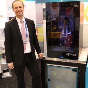 Harald Fischer, Witec-Marketing-Direktor, mit dem Apyron auf der Pittcon 2015.