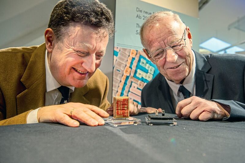 Transistor: Prof. Wolfgang Heckel (Generaldirektor Deutsches Museum, li.) und Dr. Hans-Joachim Schulze (Infineon) bei der Übergabe des Transistors Nr. 9 und dem Siemens-Nachbau.  (© Kristin Rinortner)