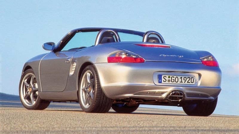 Den 50. Geburtstag des 550 Spyder feiert Porsche mit einem leistungsstarken und auf 1.953 Exemplare limitierten Sondermodell des Boxster S, das die Bezeichnung „50 Jahre 550 Spyder“ trägt. Anfang Januar 2004 hat das Fahrzeug in Detroit/USA seine Weltpremiere. (Bild: Porsche AG)