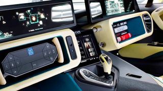 Das Konzeptfahrzeug „Ʃtos“ von Rinspeed ist mit einem versenkbaren Lenkrad von ZF TRW ausgestattet. Während einer automatisierten Fahrt könnte der Fahrer das Lenkrad einfach ins Armaturenbrett einklappen und sich so Raum für andere Aktivitäten verschaffen. (Bild: ZF TRW und Rinspeed)