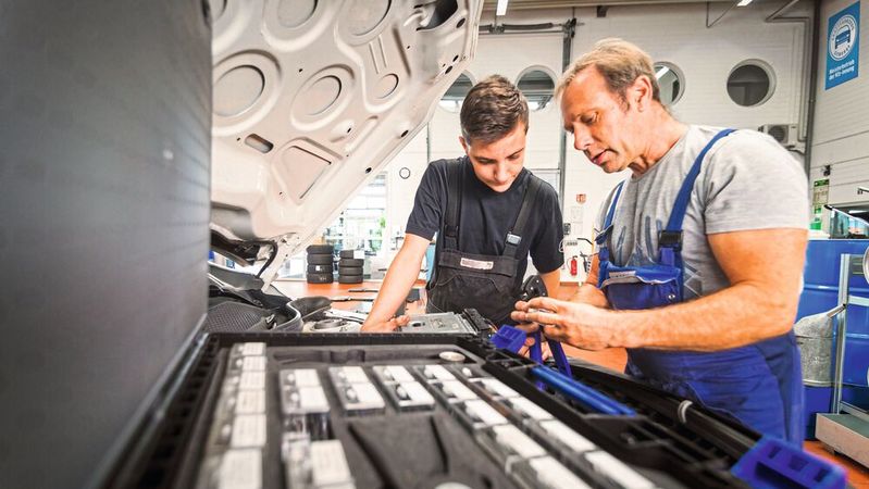 Der neue Betriebefinder des Kfz-Gewerbes soll Jugendlichen den Weg zu ihrem Kfz-Ausbildungsbetrieb weisen.(Bild:  Promotor)