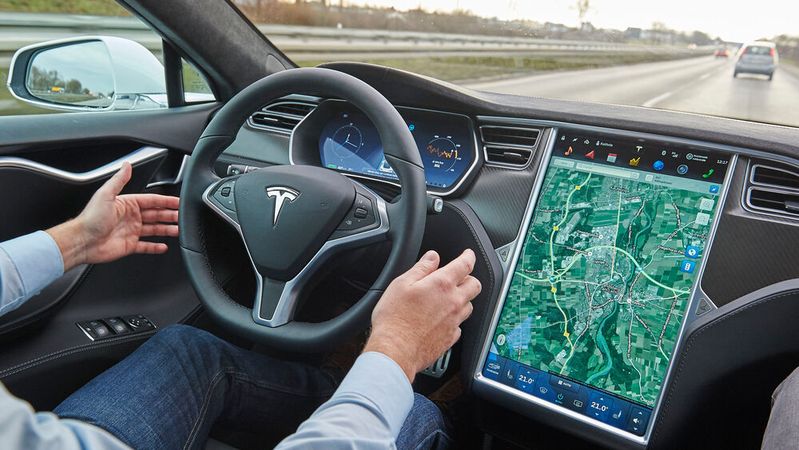 Teslas „Autopilot“ ist eigentlich keiner.(Bild:  Uwe Rattay)