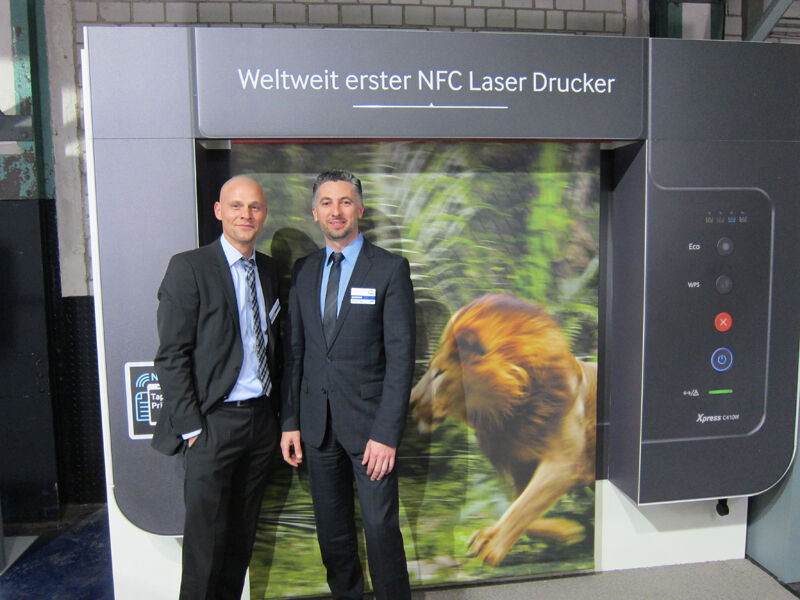 Frank Lohmann (l.) und Nedzad Gutic, Samsung, präsentierten den weltweit ersten NFC-Laser-Drucker. ()