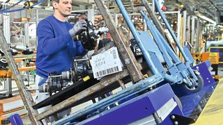 Im Bereich der Cockpitvormontage für den „ID. BUZZ“ sorgt ein Lift ab sofort dafür, dass die Teileentnahme auf optimaler Höhe geschieht. (VWN)