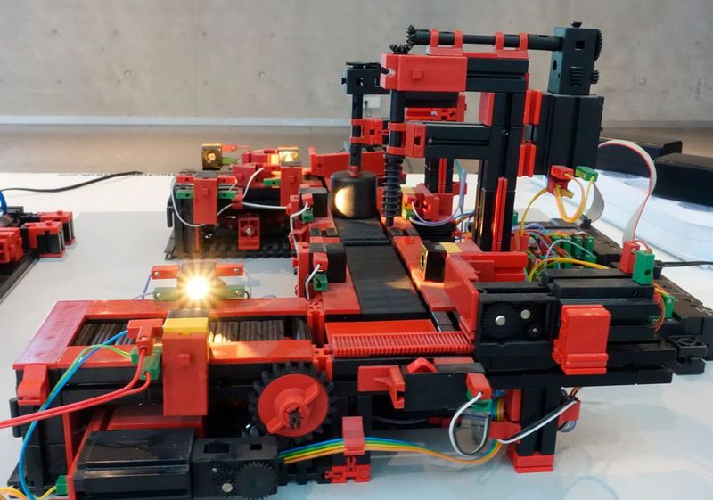 Darunter findet man Sortieranlagen, Bearbeitungsstationen, Hochregallager und vieles mehr. (Bild: Stefanie Michel)