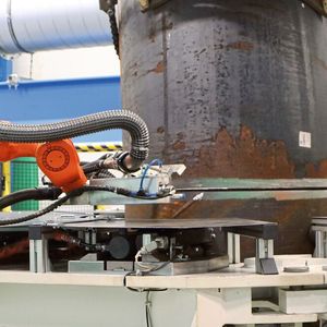 Die beiden Schweißroboter vermessen vor dem Schweißvorgang per Laserscanner die Schweißnaht.(Bild:  Walter Lutz / Isopuls)