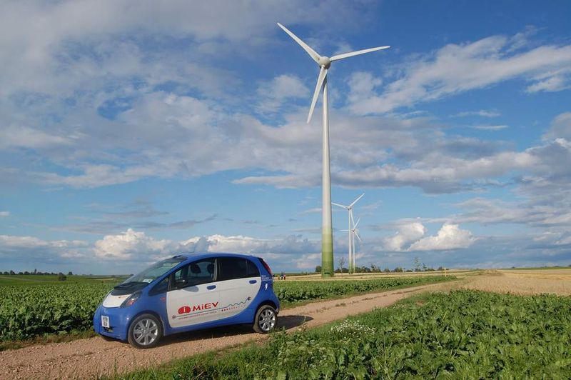 Ist das die Zukunft der Mobilität? Kleine Elektroautos und Strom aus nachwachsenden Quellen. (Archiv: Vogel Business Media)