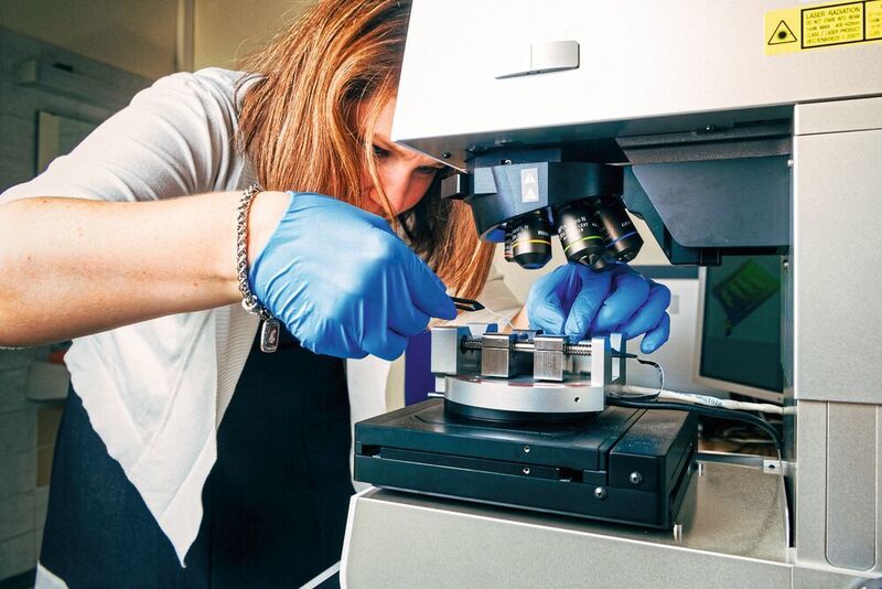 ÖAW-Materialforscherin Megan Cordill am Mikroskop (Klaus Pichler/ÖAW)