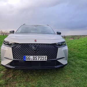 Auffällig ist der vergrößerte Kühlergrill, der sich nun vollständig zwischen den LED-Scheinwerfern ausbreitet.(Bild:  Autoren-Union Mobilität / Michael Kirchberger)