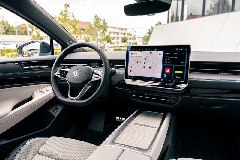 Die größte Überraschung bietet die elektrische Oberklasse-Limousine im Cockpit. Man kann ohne Übertreibung von einer kleinen Wolfsburger Revolution sprechen. (Bild: GCOTY)