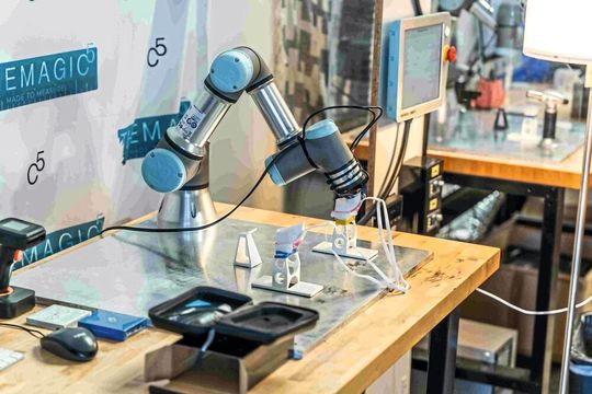 Grâce à son agilité et à un outil de découpe au fil chauffant, le cobot UR3 d'Universal Robots transforme un scan 3D en une paire de lunettes de natation THEMAGIC5 parfaitement ajustée en quelques minutes.(Source :  THEMAGIC5)