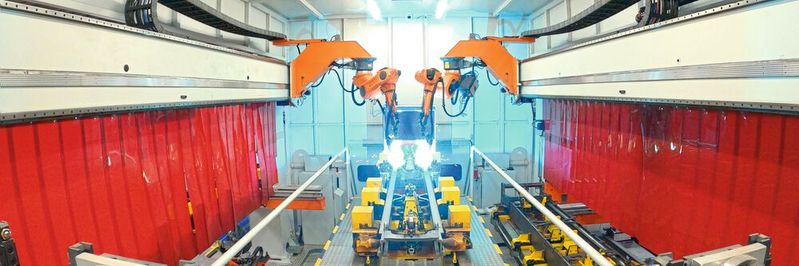 Zwei überkopf montierte Qirox-Schweißroboter QRC-350 übernehmen den Schweißprozess in der Fertigungslinie.(Bild:  Cloos)