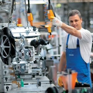 Waschmaschinen-Produktion bei Miele in Gütersloh. Über 16.500 Menschen arbeiten weltweit für das Familienunternehmen, über 60 % in Deutschland. Die Verbundenheit zum Unternehmen ist groß, die Fluktuation liegt bei weit unter 1 %.