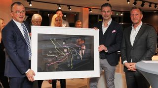Cadillac-Europachef Felix Weller (rechts) und Händlernetzmanager Darko Pehar (Mitte) hatten für AVAG-Holdingvorstand Ulf Pfeiffer etwas dabei.  (Bild: Peter Fastl)