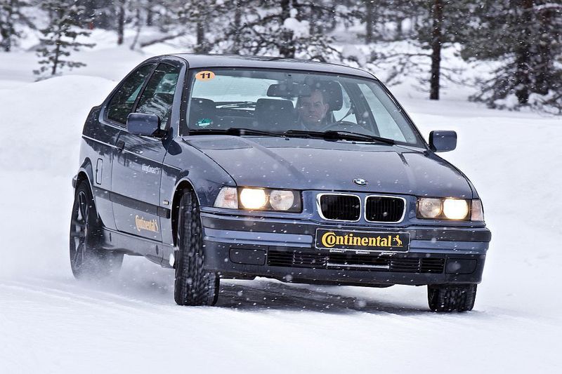 Wie stark moderne Reifen das Fahrverhalten von älteren Autos verbessern, zeigte Continental mit diesem BMW E36 Compact. (Continental)