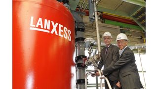 Werner Breuers, Vorstandsmitglied der LANXESS AG (links), und Hans-Georg Schmitt, Leiter des Lanxess-Geschäftsbereichs Basic Chemicals (rechts), stellten das Erweiterungsprojekt vor.  (Bild: Lanxess)