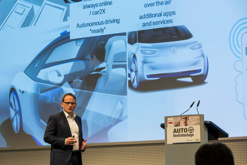 Im Vortrag von Dr. Olav Bagusat, Leiter Vertrieb an Großkunden und Sonderzielgruppen bei Volkswagen Pkw, ging es um die Elektromobilitätsstrategie des Wolfsburger Herstellers. (Stefan Bausewein)