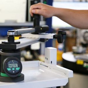 Neben Geräten zur Prüfung von Drehmomentschlüsseln steht mit Smartcheck Angle auch ein Prüfgerät für Drehmoment-/Drehwinkelschlüssel zur Verfügung.(Bild:  Stahlwille)
