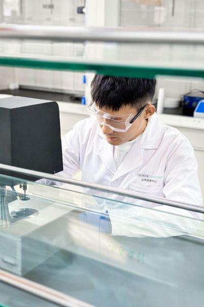 Der Chemiekonzern Wacker und der chinesische Spezialsilanhersteller und Joint Venture Partner Sico Performance Material haben in China ein neues Anwendungszentrum für organofunktionelle Silane in Betrieb genommen. (Bild: Wacker)
