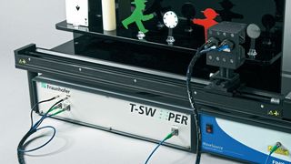 Terahertz gilt als Schlüsseltechnik für eine zerstörungsfreie Werkstoffprüfung. Fraunhofer-Forscher haben nun ein kosteneffizientes und kompaktes Messsystem entwickelt, das erstmals Dicken von Mehrschichtsystemen in Echtzeit bestimmt. (Fraunhofer-HHI)
