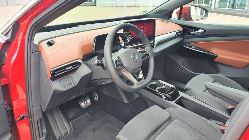 3. Der Innenraum: Das Innere des ID 4 wirkt sehr aufgeräumt, funktionell und klar – dafür aber auch recht schmucklos und nicht wirklich spannend. Verarbeitung und Materialanmutung sind in Ordnung, aber kein wirkliches Highlight. Witzige Details finden sich aber auf der Pedalerie: Das Gaspedal ziert das Play-Symbol, auf dem Bremspedal ist ein Pause-Symbol abgebildet. Sonderlich viel zu entdecken gibt es nicht. Die Sitze bleiben auch auf längeren Etappen sehr bequem. (Bild: Mauritz – »kfz-betrieb«)