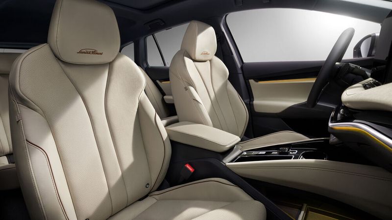 Die Interieur-Version L&K Shell kommt mit beigen Ledersitzen samt Belüftung und Massagefunktion. (Bild: Skoda)