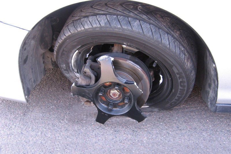 Am falschen Ende gespart: Falsch dimensionierte oder billig eingekaufte Felgen enden für den Fahrer oft mit einer unwillkommenen Pause. (KÜS)