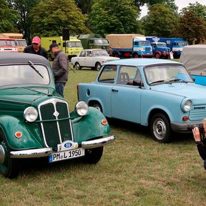 Beliebtes Fotomotiv: IFA F8 in seltener Kombi-Karosserieausführung, daneben ein Trabant 1.1.(Bild:  Diehl)
