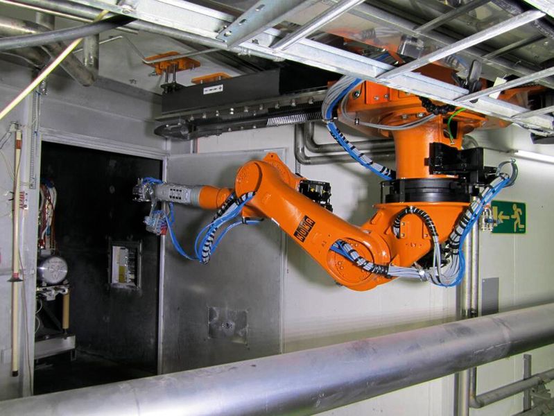 Der Einbau der Roboter an der Decke war nicht einfach. Durch viele Hindernisse dürfen diese keine Fehler machen. (Bild: Cern)