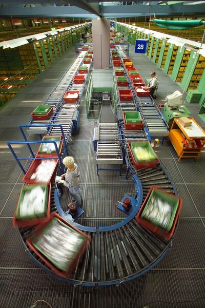 Ein Blick ins manuelle Kleinteilelager des Global Logistics Centers Germersheim. (Bild: Daimler)