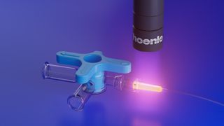 Ein orange fluoreszierender UV-Klebstoff, der die Schläuche verbindet, wird mit einer Hoenle Bluepoint LED ausgehärtet. (Bild: Hoenle)